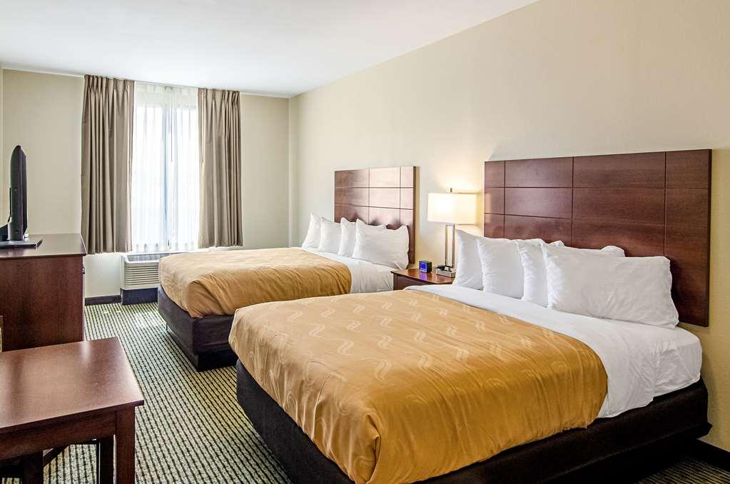 Quality Inn & Suites Near Tanger Outlet Mall Gonzales Room photo