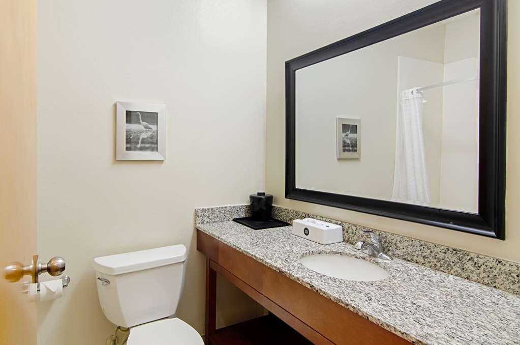 Quality Inn & Suites Near Tanger Outlet Mall Gonzales Room photo