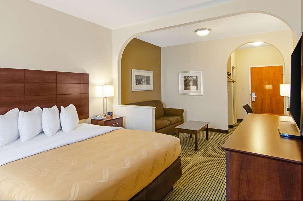 Quality Inn & Suites Near Tanger Outlet Mall Gonzales Room photo