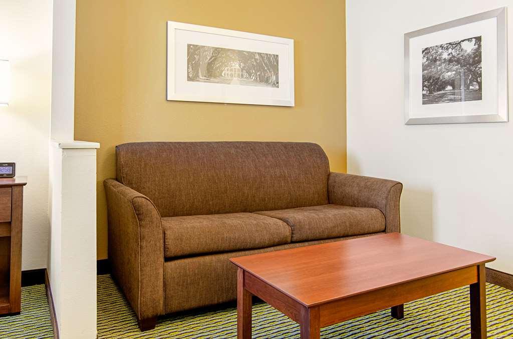 Quality Inn & Suites Near Tanger Outlet Mall Gonzales Room photo