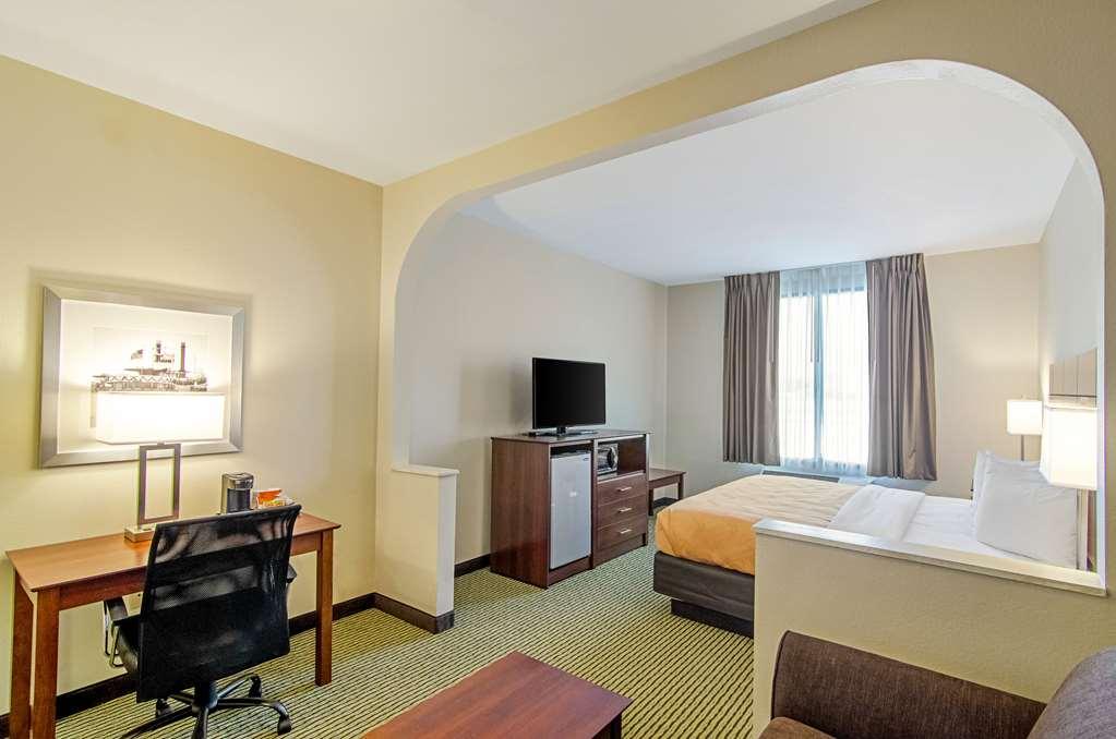 Quality Inn & Suites Near Tanger Outlet Mall Gonzales Room photo